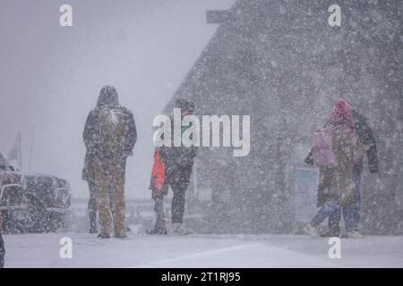 Aggiornamento - Teil 2: Ein dickes Wintergewitter überraschte am Sonntag dann doch noch viele Menschen auf dem Fichtelberg. Lautes Donnergrollen, dichtes Schneetreiben und ein schneebedeckter Fichtelberg gegen 14 Uhr. Ohne Winterreifen ging Nichts voran. Kradfahrer mussten eine Zwangspause einlegen. Die Touristen freute es, es gab eine fette Schneeballschlacht unter den Kindern. Wettersturz im Erzgebirge Nachdem es am Freitag und Samstagvormittag noch frühsommerlich warm gewesen ist, zeigt der Herbst am Sonntag Seine Zähne. BEI Temperaturen von knapp über dem Gefrierpunkt fiel auf dem Fichtelberg der Foto Stock
