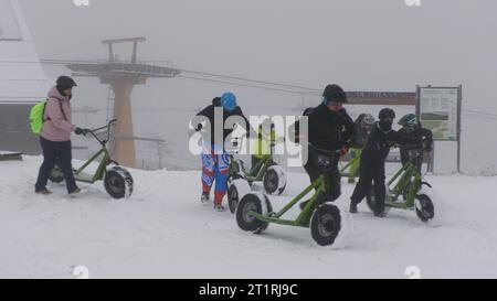 Aggiornamento - Teil 2: Ein dickes Wintergewitter überraschte am Sonntag dann doch noch viele Menschen auf dem Fichtelberg. Lautes Donnergrollen, dichtes Schneetreiben und ein schneebedeckter Fichtelberg gegen 14 Uhr. Ohne Winterreifen ging Nichts voran. Kradfahrer mussten eine Zwangspause einlegen. Die Touristen freute es, es gab eine fette Schneeballschlacht unter den Kindern. Wettersturz im Erzgebirge Nachdem es am Freitag und Samstagvormittag noch frühsommerlich warm gewesen ist, zeigt der Herbst am Sonntag Seine Zähne. BEI Temperaturen von knapp über dem Gefrierpunkt fiel auf dem Fichtelberg der Foto Stock