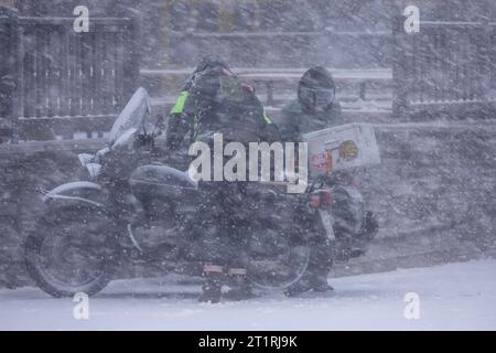 Aggiornamento - Teil 2: Ein dickes Wintergewitter überraschte am Sonntag dann doch noch viele Menschen auf dem Fichtelberg. Lautes Donnergrollen, dichtes Schneetreiben und ein schneebedeckter Fichtelberg gegen 14 Uhr. Ohne Winterreifen ging Nichts voran. Kradfahrer mussten eine Zwangspause einlegen. Die Touristen freute es, es gab eine fette Schneeballschlacht unter den Kindern. Wettersturz im Erzgebirge Nachdem es am Freitag und Samstagvormittag noch frühsommerlich warm gewesen ist, zeigt der Herbst am Sonntag Seine Zähne. BEI Temperaturen von knapp über dem Gefrierpunkt fiel auf dem Fichtelberg der Foto Stock