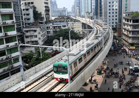 Dhaka, Bangladesh. 15 ottobre 2023. Il processo ferroviario della metropolitana corre sul viadotto della seconda parte da Agargoan a Motijheel a Dacca, Bangladesh, il 15 ottobre 2023. Secondo l'autorità della Dhaka Mass Transit Company Ltd (DMTCL), il treno della metropolitana linea 6 completamente da Uttaras Diabari a Motijheel inizierà a trasportare passeggeri il 29 ottobre 2013. Credito: Mamunur Rashid/Alamy Live News Foto Stock