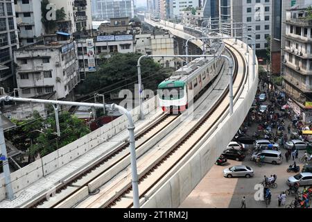 Dhaka, Bangladesh. 15 ottobre 2023. Il processo ferroviario della metropolitana corre sul viadotto della seconda parte da Agargoan a Motijheel a Dacca, Bangladesh, il 15 ottobre 2023. Secondo l'autorità della Dhaka Mass Transit Company Ltd (DMTCL), il treno della metropolitana linea 6 completamente da Uttaras Diabari a Motijheel inizierà a trasportare passeggeri il 29 ottobre 2013. Credito: Mamunur Rashid/Alamy Live News Foto Stock