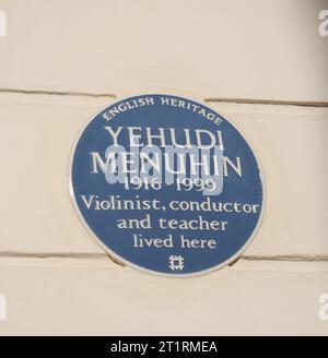 Targa blu del patrimonio inglese che indica che Yehudi Menuhin viveva in questa casa, Belgravia, Londra, Regno Unito Foto Stock