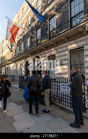 15-10-2023 Londra, Regno Unito. Cittadini polacchi, residenti nel Regno Unito presso la sede elettorale dell'Ambasciata della Repubblica di Polonia a Londra durante le elezioni parlamentari. Foto Stock