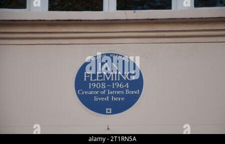 Targa blu del patrimonio inglese che indica che Ian Fleming, autore dei libri di James Bond, viveva in questa casa. Foto Stock