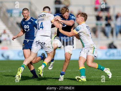 Salford, Lancashire, Regno Unito. 15 ottobre 2023; AJ Bell Stadium, Salford, Lancashire, Inghilterra; Gallagher Premiership Rugby, sale Sharks versus Northampton; Dan du Preez di sale Sharks è affrontato da Tommy Freeman e fin Smith di Northampton Saints Credit: Action Plus Sports Images/Alamy Live News Foto Stock