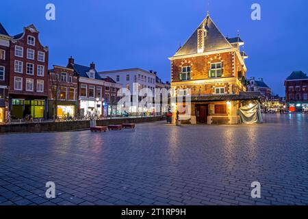 Vista panoramica della città dalla città di Leeuwarden con l'edificio Waag nei Paesi Bassi al tramonto Foto Stock