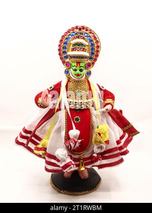 bambola in miniatura giocattolo della ballerina kathakali, un'arte culturale del kerala in india isolata su uno sfondo bianco Foto Stock