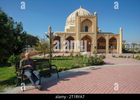 Namangan, Uzbekistan - 15 ottobre 2023: Vista della moschea di Otavalikhon a Namangan, Uzbekistan. Foto Stock