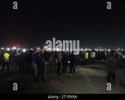 I turisti festeggiano la 31a notte sventolando il flash del telefono alle ore 12 presso il Cox's Bazar, la spiaggia marina più lunga del mondo, Foto Stock