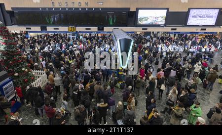Foto del fascicolo datata 29/12/22 dei passeggeri della stazione ferroviaria di Euston a Londra. Un guasto ai punti ha causato gravi disagi ai passeggeri della stazione di Euston. Il problema, segnalato alle 10:45 circa di domenica, ha portato a nessun treno entrare o uscire dalla stazione per diverse ore. Data di emissione: Domenica 15 ottobre 2023. Foto Stock