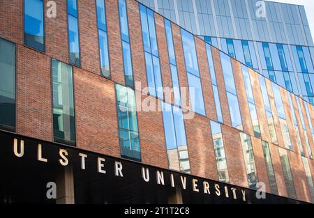 Belfast, Regno Unito, 29 settembre 2023. Vista sulla strada dei nuovi edifici del campus dell'Ulster University di Belfast. Foto Stock