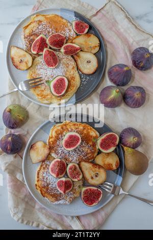 Pancake con lamponi, fichi e pere Foto Stock