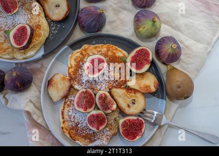 Pancake con lamponi, fichi e pere Foto Stock