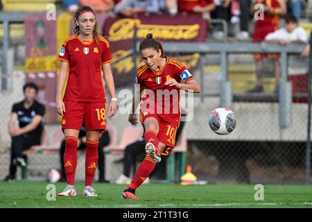 Roma, Italia. 15 ottobre 2023. Giada Greggi e Manuela Giugliano della AS Roma durante la partita di calcio femminile di serie A 2023/2024 tra AS Roma e FC Internazionale allo stadio tre Fontane, Roma (Italia), 15 ottobre 2023. Crediti: Insidefoto di andrea staccioli/Alamy Live News Foto Stock