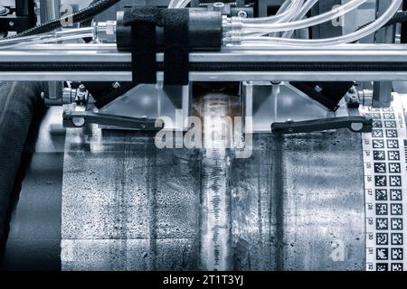 Apparecchiature industriali a ultrasuoni e a raggi X per testare la qualità di una saldatura su un tubo metallico di grande diametro, concetto industriale Foto Stock