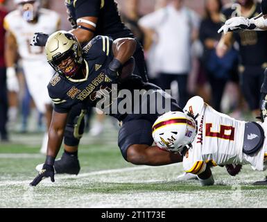 14 ottobre 2023: Il linebacker dei Louisiana Monroe Norman Massey (6) affronta il running back dei Texas State Jahmyl Jeter (28) durante una partita di football universitario della NCAA tra i Texas State Bobcats e i Louisiana-Monroe Warhawks il 14 ottobre 2023 a San Marcos, Texas. (Immagine di credito: © Scott Coleman/ZUMA Press Wire) SOLO USO EDITORIALE! Non per USO commerciale! Foto Stock