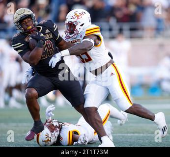 14 ottobre 2023: Il running back del Texas State Jahmyl Jeter (28) viene placcato durante una partita di football universitario NCAA tra i Texas State Bobcats e i Louisiana-Monroe Warhawks il 14 ottobre 2023 a San Marcos, Texas. (Immagine di credito: © Scott Coleman/ZUMA Press Wire) SOLO USO EDITORIALE! Non per USO commerciale! Foto Stock