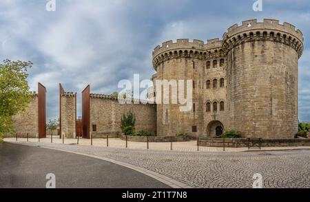 Veduta dei bastioni del Castello dei Duchi d'Aleno Foto Stock