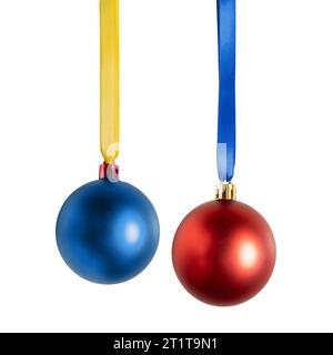 Palline di Natale blu e rosse con nastro giallo e blu su sfondo bianco con percorso di ritaglio Foto Stock
