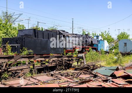 Posto perduto con un vecchio treno a vapore arrugginito e storico alla luce del sole in Germania Foto Stock