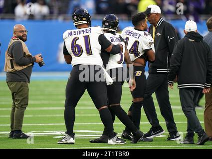 Odell Beckham Jr dei Baltimore Ravens è trattenuto da un compagno di squadra dopo la partita internazionale della NFL al Tottenham Hotspur Stadium di Londra. Data foto: Domenica 15 ottobre 2023. Foto Stock