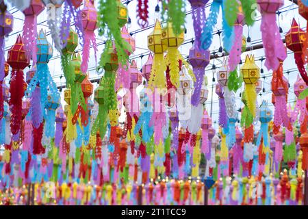 Le lanterne di carta Lanna colorate sono appese ai templi Lamphun. Popolare festival delle lanterne durante Loy Krathong nel nord della Thailandia. Tradizionale carta Yi Peng Foto Stock