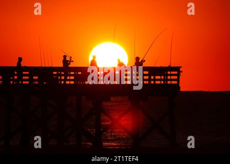 Isola di Palms, Stati Uniti. 15 ottobre 2023. Fisher folk, sagomato dall'alba, è pronto per la mattina a prendere il Sea Cabins Pier in una mattinata fredda nel basso paese, il 15 ottobre 2023 a Isle of Palms, South Carolina. Crediti: Richard Ellis/Richard Ellis/Alamy Live News Foto Stock