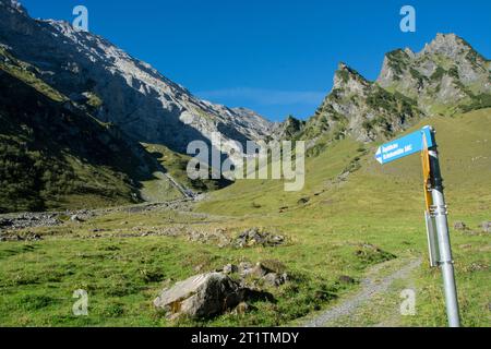 Steiler Aufstieg auf blau-weisser Route zur Urner Älplilücke Foto Stock