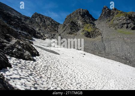 Steiler Aufstieg auf blau-weisser Route zur Urner Älplilücke Foto Stock