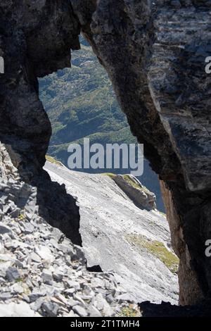 Steiler Aufstieg auf blau-weisser Route zur Urner Älplilücke Foto Stock