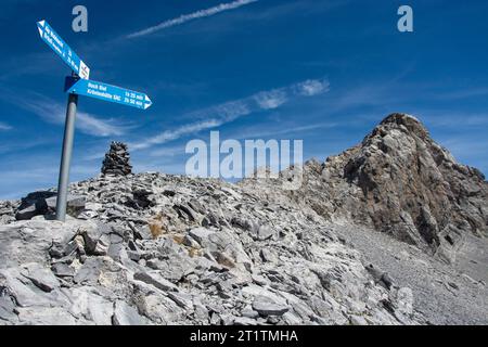 Steiler Aufstieg auf blau-weisser Route zur Urner Älplilücke Foto Stock