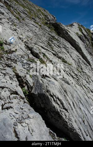 Steiler Aufstieg auf blau-weisser Route zur Urner Älplilücke Foto Stock