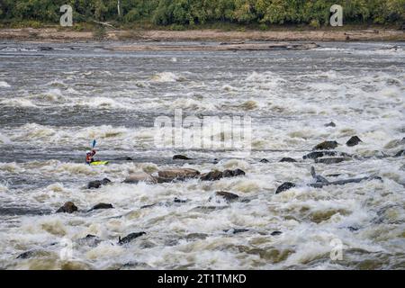 Granite City, il, USA - 8 ottobre 2023: Un kayak solitario in acqua bianca sta giocando e allenandosi sotto la diga Low Water sul fiume Mississippi a Chain of Foto Stock