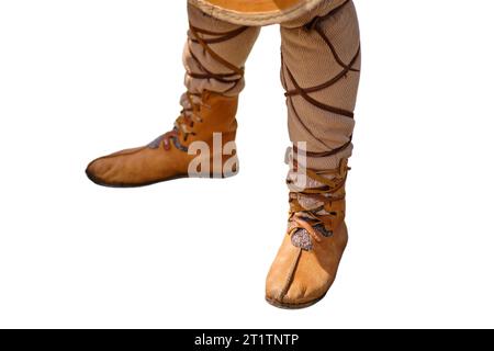 Piedi nei panni dell'antica guerra romana, soldati in stivali storici sulla ricostruzione degli eventi, isolati su sfondo bianco. Foto Stock