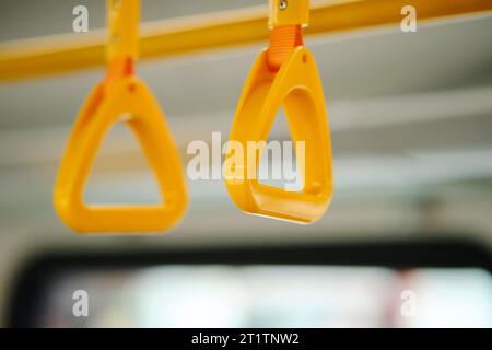 Le maniglie in plastica all'interno del bus forniscono una presa sicura per i passeggeri durante il viaggio. Foto Stock