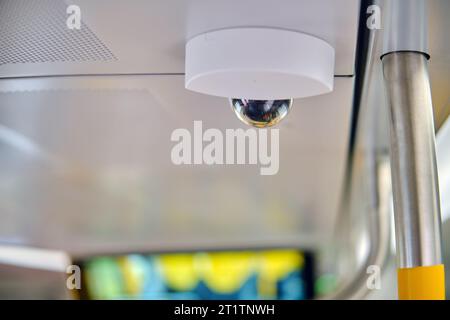 L'autobus è dotato di una telecamera CCTV per garantire la sicurezza e la protezione dei passeggeri durante il viaggio. Telecamera di sicurezza sul soffitto di un Foto Stock