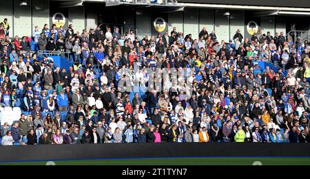 Brighton Regno Unito 15 ottobre 2023 - tifosi e giocatori si fermano per un minuto di silenzio nei confronti di coloro che perdono la vita in Medio Oriente durante la partita di calcio femminile della Super League di Barclays tra Brighton e Hove Albion e Tottenham Hotspur all'American Express Stadium (solo per uso editoriale): Credit Simon Dack /TPI/ Alamy Live News Foto Stock