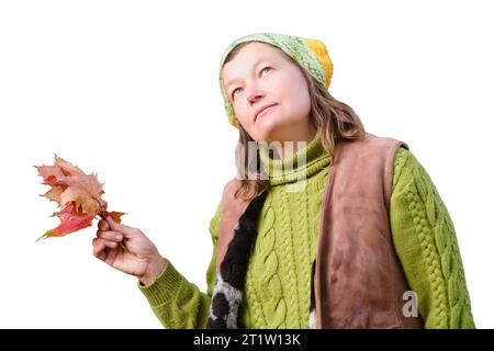 Ritratto di una donna con cappello e maglione a maglia con foglie autunnali, isolato su sfondo bianco. Ritratto di una donna di 52 anni Foto Stock