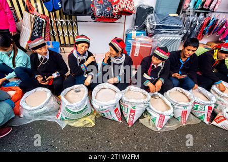 Donne etniche Tay che vendono riso al mercato di Dong Van, ha Giang, Vietnam Foto Stock