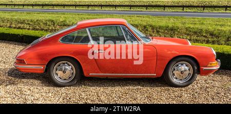 Brummen, Paesi Bassi, 14.10.2023, auto sportiva classica Porsche 912 dal 1967 alla Gallery Aaldering Foto Stock