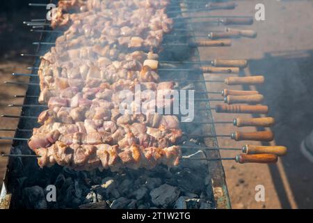 I tradizionali Kebab di maiale Souvlaki vengono cucinati all'Amargeti Olive Festival, Amargeti, Repubblica di Cipro. Foto Stock