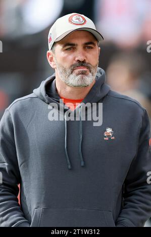 Cleveland, Stati Uniti. 15 ottobre 2023. Il capo-allenatore dei Cleveland Brown Kevin Stefanski cammina sul campo prima della gara dei Browns contro i San Francisco 49ers a Cleveland, Ohio, domenica 15 ottobre 2023. Foto di Aaron Josefczyk/UPI Credit: UPI/Alamy Live News Foto Stock