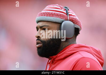 Cleveland, Stati Uniti. 15 ottobre 2023. San Francisco 49ers Trent Williams (71) si scalda prima della gara dei 49ers contro i Cleveland Browns a Cleveland, Ohio, domenica 15 ottobre 2023. Foto di Aaron Josefczyk/UPI Credit: UPI/Alamy Live News Foto Stock