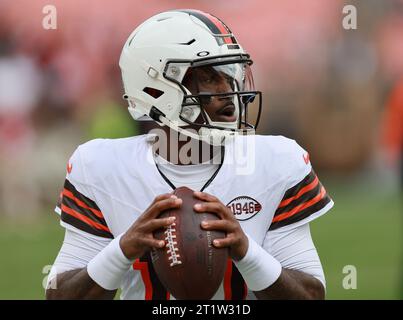 Cleveland, Stati Uniti. 15 ottobre 2023. Il quarterback dei Cleveland Brown PJ Walker (10) si scalda prima della gara dei Browns contro i San Francisco 49ers a Cleveland, Ohio, domenica 15 ottobre 2023. Foto di Aaron Josefczyk/UPI Credit: UPI/Alamy Live News Foto Stock