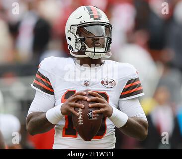 Cleveland, Stati Uniti. 15 ottobre 2023. Il quarterback dei Cleveland Brown PJ Walker (10) si scalda prima della gara dei Browns contro i San Francisco 49ers a Cleveland, Ohio, domenica 15 ottobre 2023. Foto di Aaron Josefczyk/UPI Credit: UPI/Alamy Live News Foto Stock