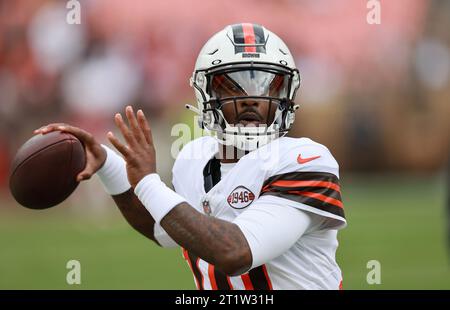 Cleveland, Stati Uniti. 15 ottobre 2023. Il quarterback dei Cleveland Brown PJ Walker (10) si scalda prima della gara dei Browns contro i San Francisco 49ers a Cleveland, Ohio, domenica 15 ottobre 2023. Foto di Aaron Josefczyk/UPI Credit: UPI/Alamy Live News Foto Stock