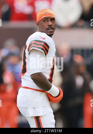 Cleveland, Stati Uniti. 15 ottobre 2023. Il quarterback dei Cleveland Brown PJ Walker (10) cammina sul campo prima della gara dei Browns contro i San Francisco 49ers a Cleveland, Ohio, domenica 15 ottobre 2023. Foto di Aaron Josefczyk/UPI Credit: UPI/Alamy Live News Foto Stock