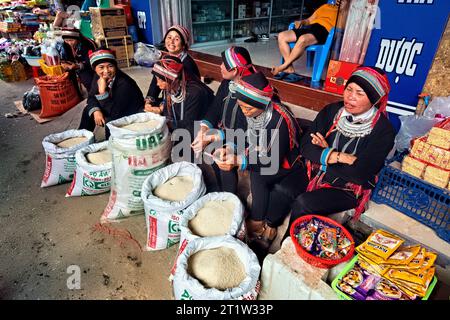 Donne etniche Tay che vendono riso al mercato di Dong Van, ha Giang, Vietnam Foto Stock