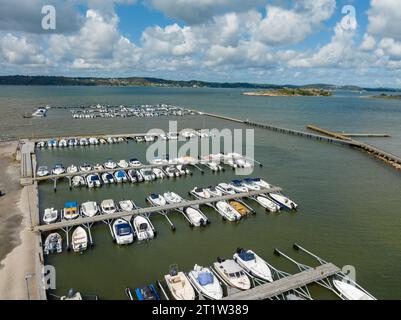 GETSKAR, SVEZIA - 30 LUGLIO 2023: Vista aerea sul porto turistico di Getskar sulla costa occidentale di swedens. Foto Stock