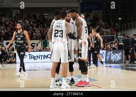 Trento, Italia. 15 ottobre 2023. Virtus Bologna team durante la partita tra Dolomiti Trentino energia e Virtus Segafredo Bologna, stagione regolare del Campionato Italiano di pallacanestro A1 2023/2024 al T Quotidiano Arena il 15 ottobre 2023, Trento, Italia. Credito: Agenzia fotografica indipendente/Alamy Live News Foto Stock